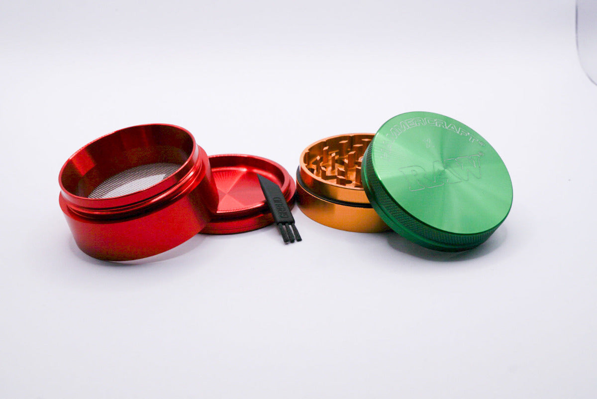 RAW x Hammer Craft Grinder , 4-teilig –mit 60 mm Durchmesser – in der Farbe rot,gelb,grün Rasta. hier in seine Einzelteile zerlegt