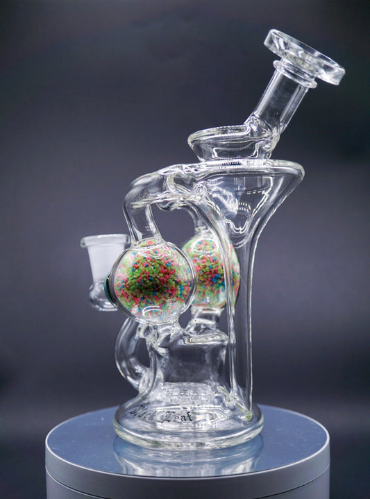 Blackleaf Recycler Dab Rig mit leuchtendem Granulat innen von hinten Ansicht.