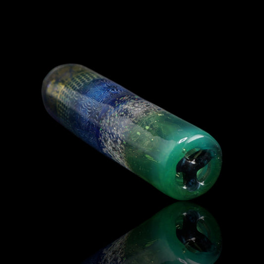Forest Rune Collector Glastip in Seitenansicht mit Wabenband, feinen Sternmustern und transparent grünem Glas