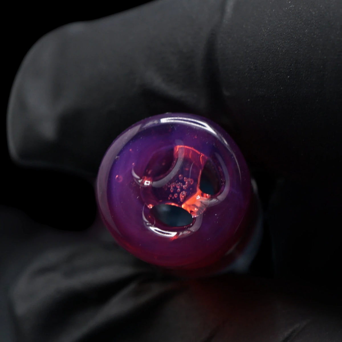 Nahaufnahme der drei Zugöffnungen am pink-violetten Ende des Hefe Glass Magenta Prism Glastips