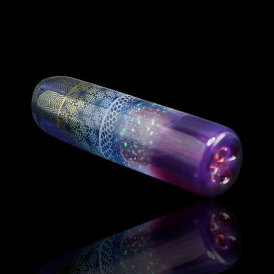 Violet Cipher Collector Glastip in Seitenansicht mit filigranen Mustern, hellem Wabenband und mehrfarbigen Reflexen