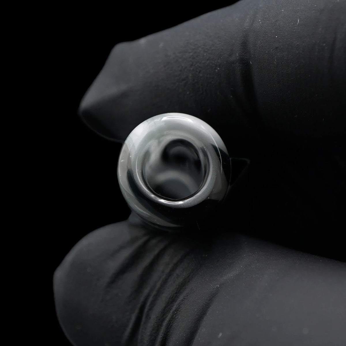 Blick auf die runde Öffnung des Jcreature Glass Monochrome Vortex Glastips mit weißen, grauen und schwarzen Farbbereichen am Rand