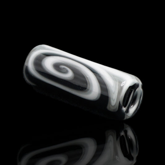 Liegender Monochrome Vortex Collector Glastip von Jcreature Glass mit schwarz-weißem Spiralmuster und schwarzem Glassteg