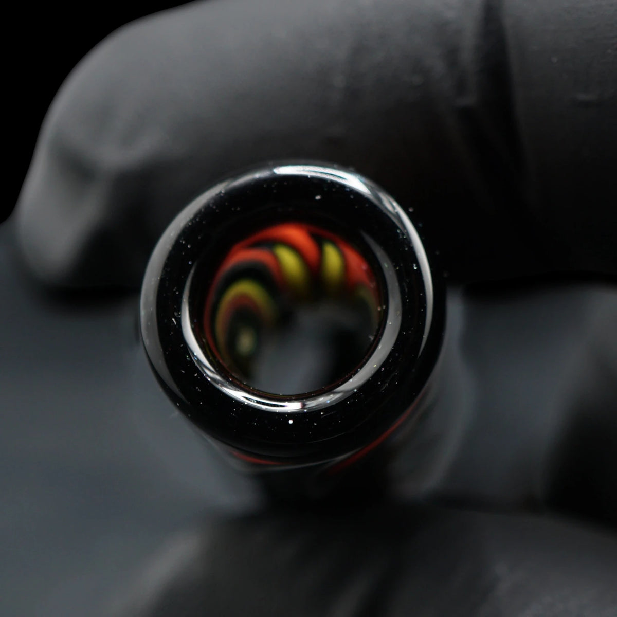 Offenes Ende des Roots Vortex Glastips mit schwarzem Glasrand und dezent funkelnden Punkten