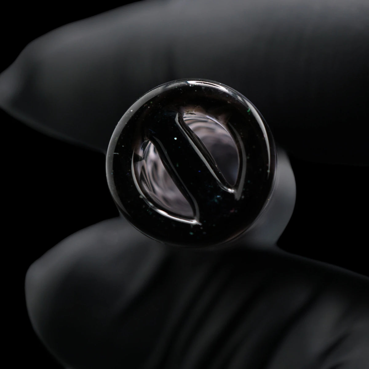 Detail des 2-Loch-Systems am Spray Can Polar Twist Glastip mit schwarzem Glassteg und fein schimmerndem dunklem Rand