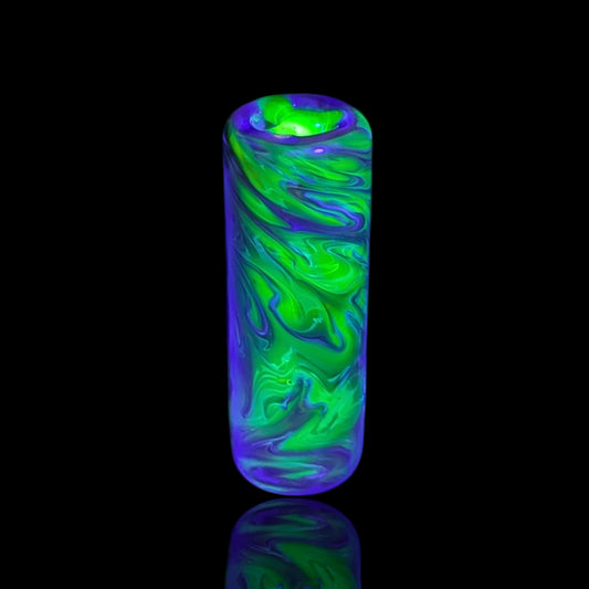 Molten Spectrum Glastip mit neongrüner und violetter Reaktion unter UV-Licht