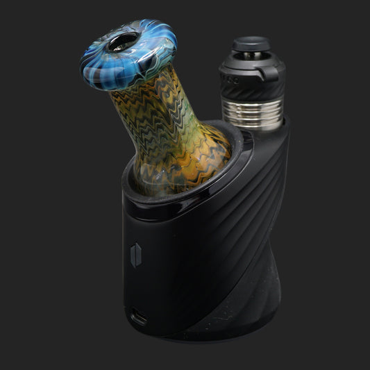 Handgefertigtes Nobullglassworks Blue Lagoon Dry Top mit blauem Mouthpiece und Wrap & Rake Muster für Puffco Peak & Peak Pro