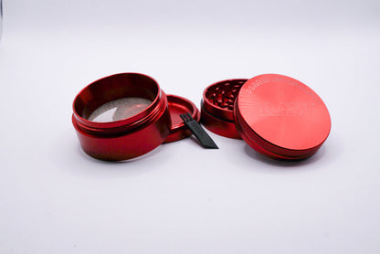 Eine Kollaboration aus Hammercraft und Raw Grinder in der Farbe rot zerlegt in seine 4 Teile mit Pinsel