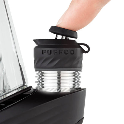 Puffco New Peak Pro in der Farbe Onyx mit dem Finger auf dem 3d XL Chamber Joystick