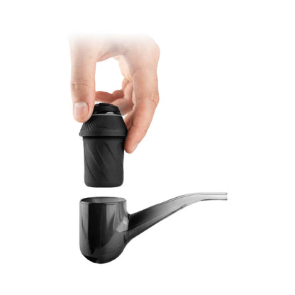 Puffco Proxy in schwarz Darstellung wie eine Hand das obere Element mit dem Peifenelement verbindet.