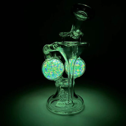 Recycler Dab Rig von Blackleaf im dunklen damit man sieht wie es leuchtet.