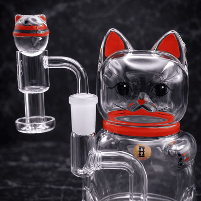 Detailansicht des oberen Glasbereichs eines Maneki-Neko Dab Rigs mit roten Akzenten