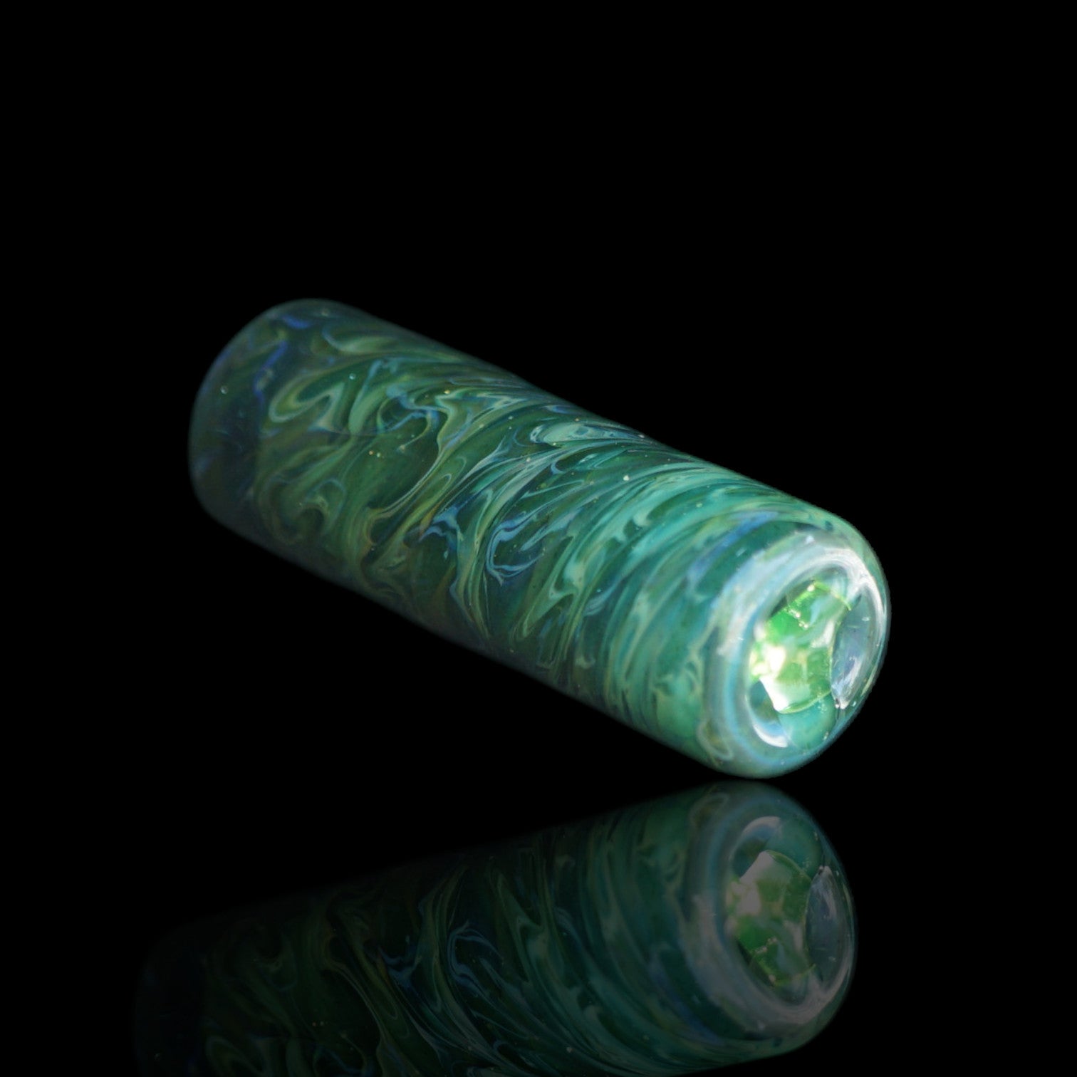 Emerald Surge UV Glastip mit türkisem Muster und funkelnden Glitzerpartikeln