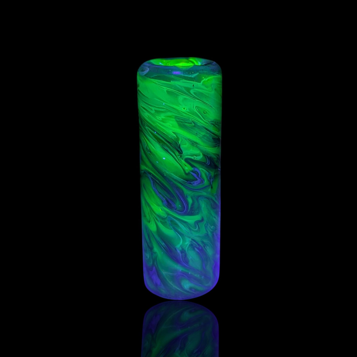 Emerald Surge Glastip mit intensiver neongrüner Reaktion unter UV-Licht