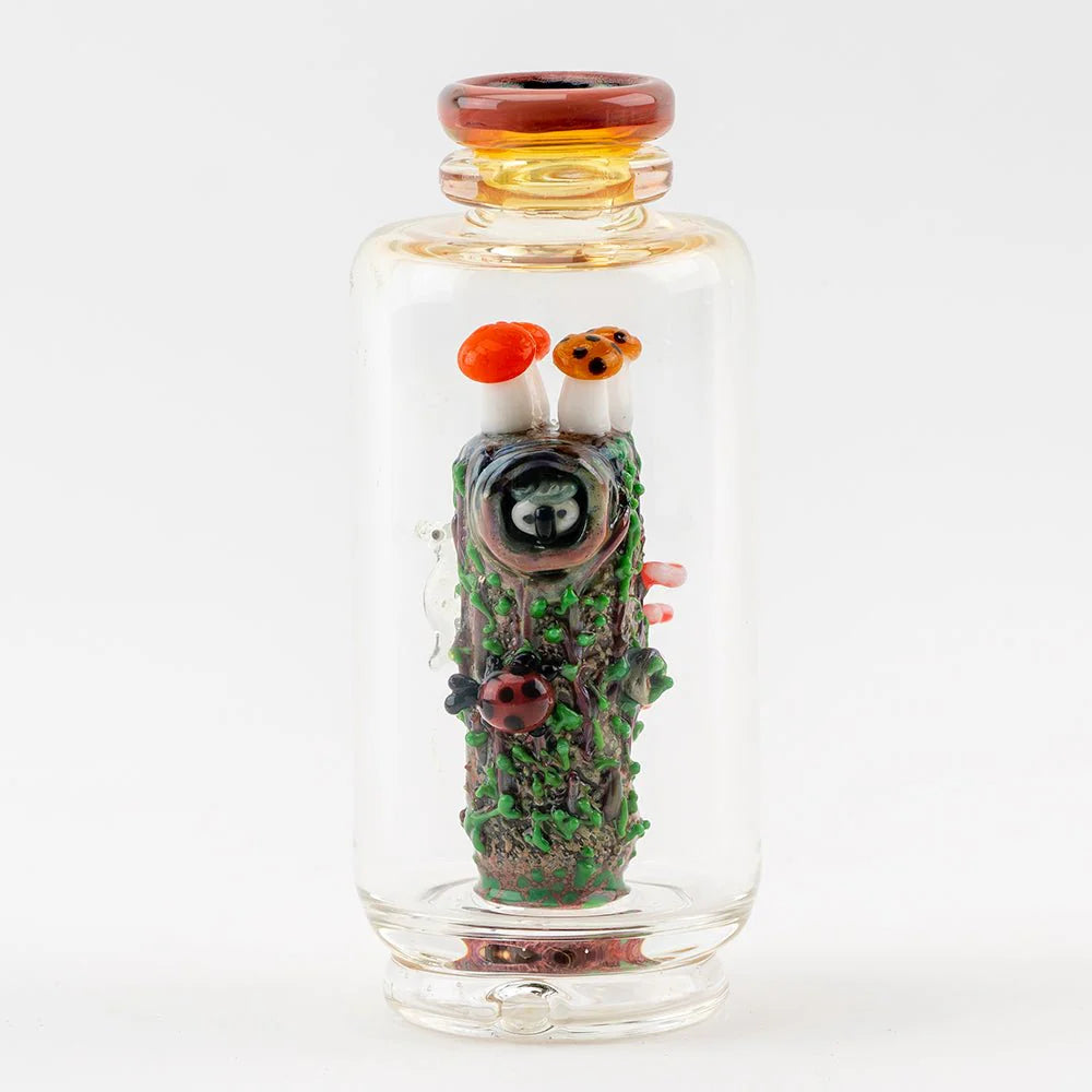 Nahaufnahme vom Puffco Peak Glas Waldmotiv mit Pilzen, Eule, Insekten