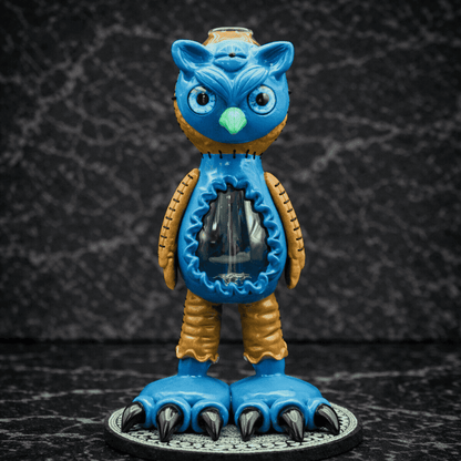 Ganzkörperansicht eines handgefertigten Eulen Dab Rigs aus Glas in Blau auf dunklem Studiohintergrund