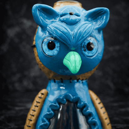 Nahaufnahme des Gesichts eines handgefertigten Eulen Dab Rigs aus Glas mit strukturierten Augen