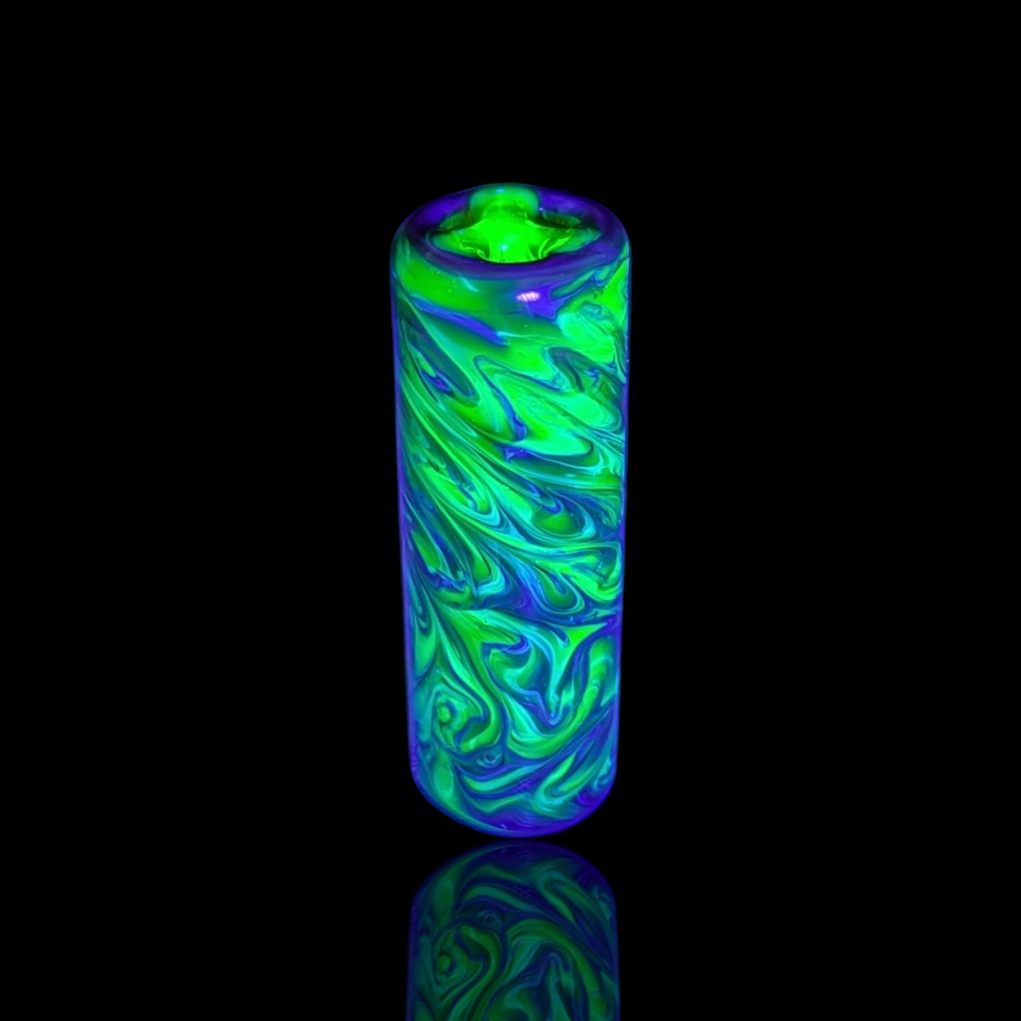 Electric Patina Glastip mit neon-grüner und violetter Reaktion unter UV-Licht