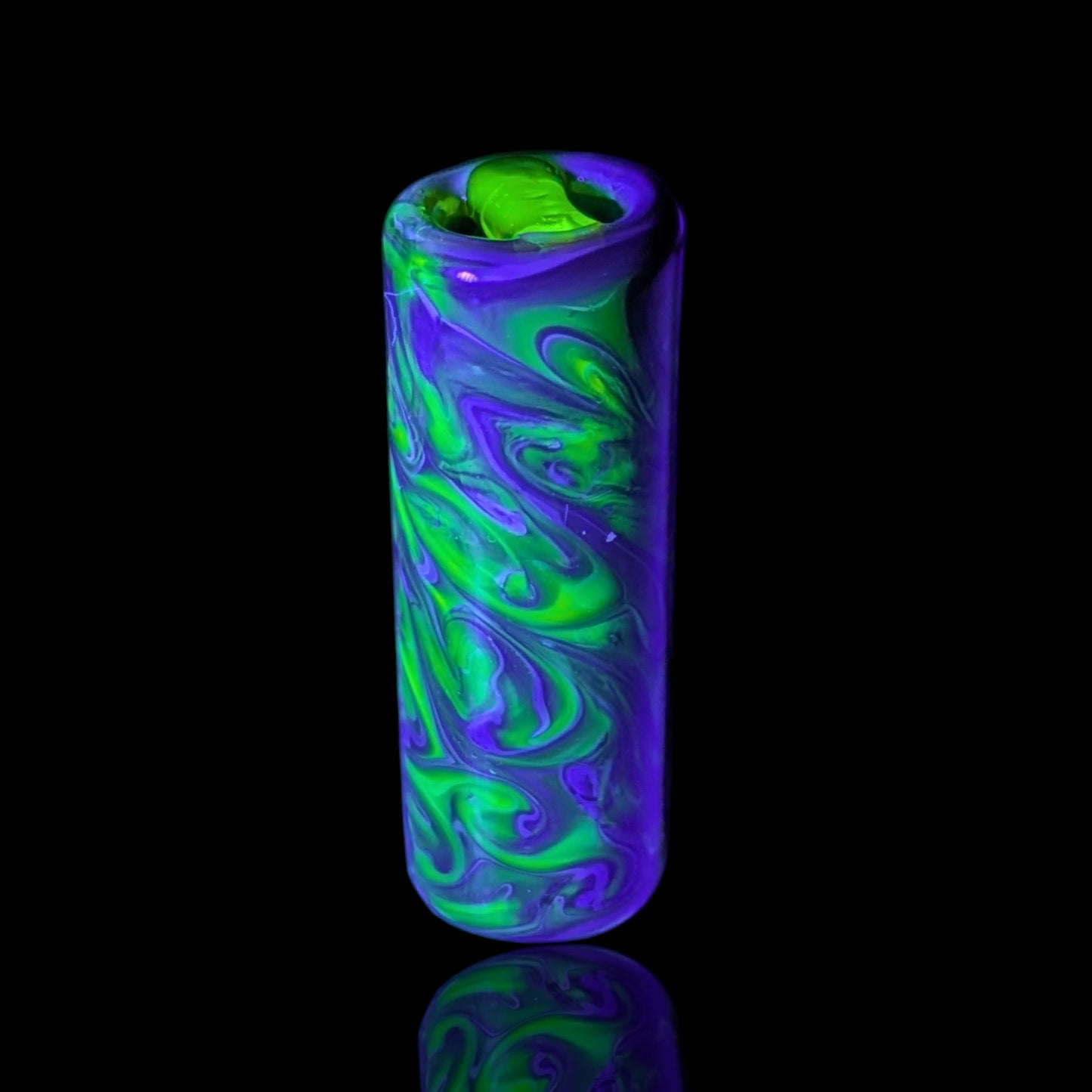 Neon Abyss Glastip mit neongrünem und violettem Effekt unter UV-Licht