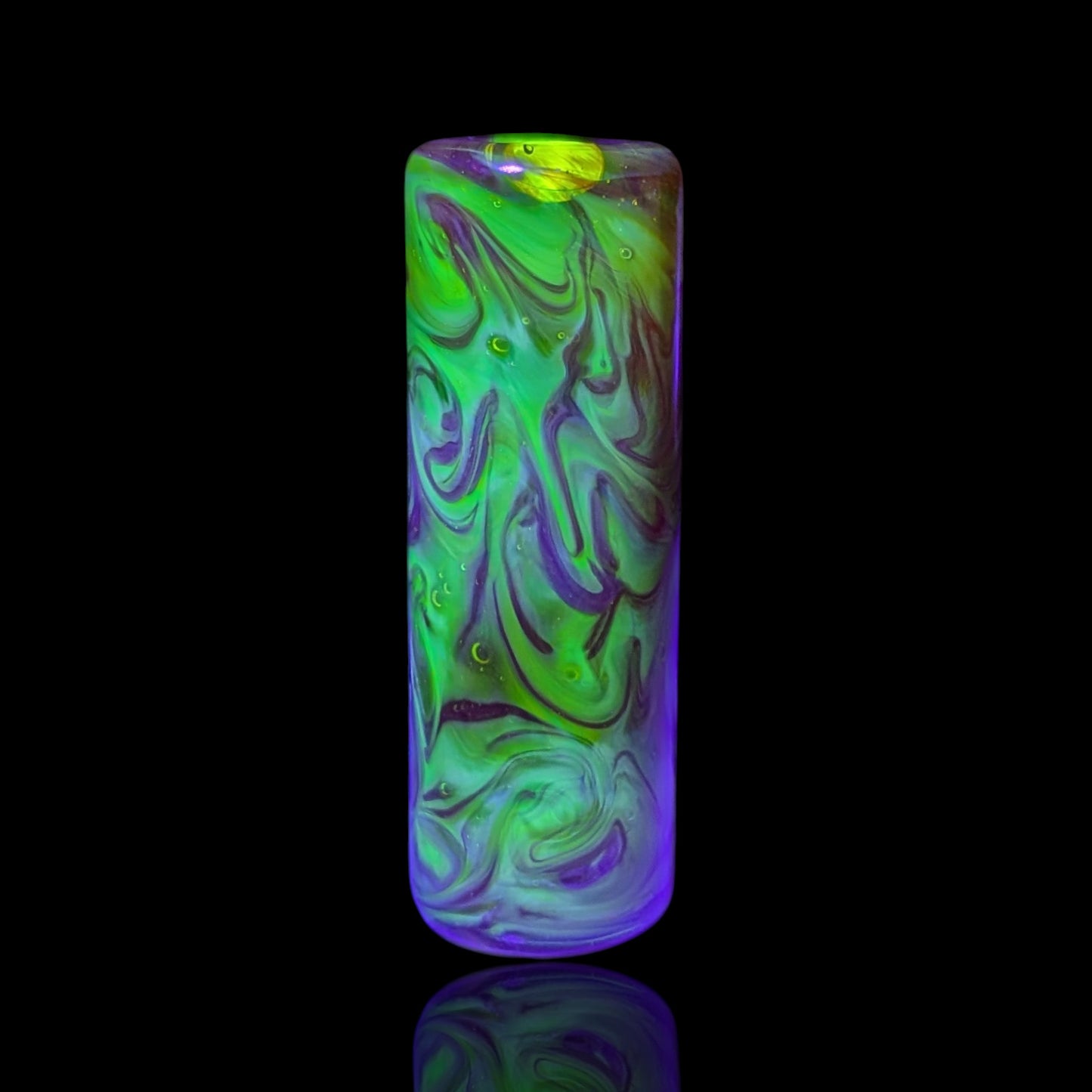 Peach Reactor Glastip mit neongrünem und violettem Effekt unter UV-Licht