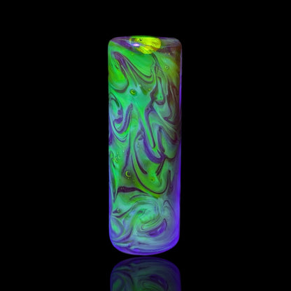 Peach Reactor Glastip mit neongrünem und violettem Effekt unter UV-Licht