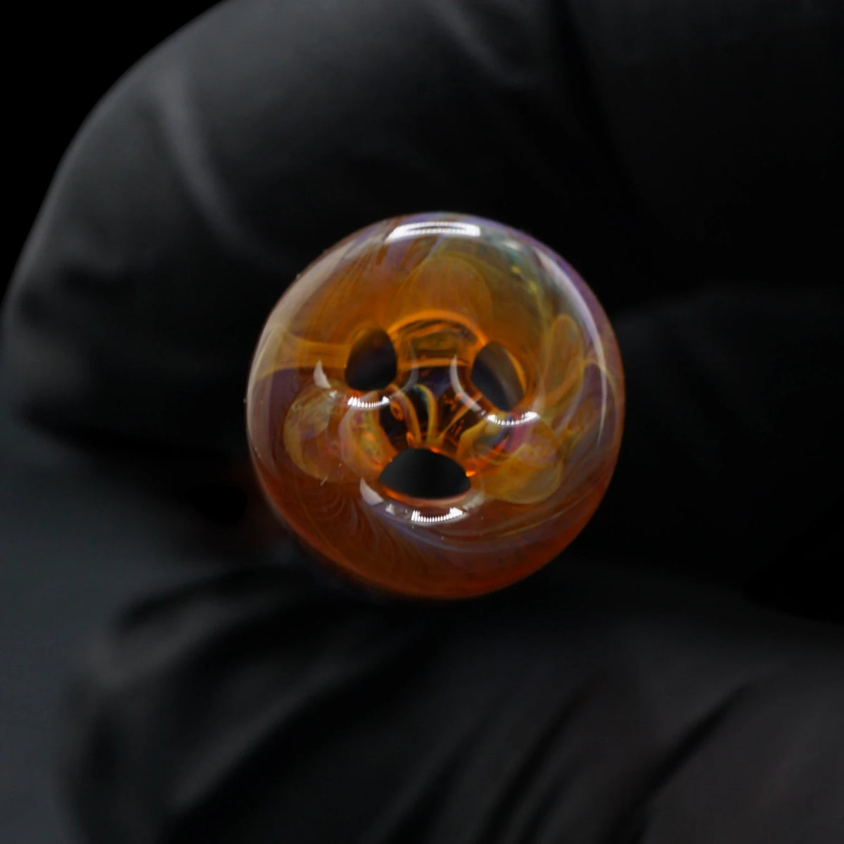 Nahaufnahme des 3-Loch-Systems im bernsteinfarbenen Ende des Hefe Glass Amber Odyssey Glastips