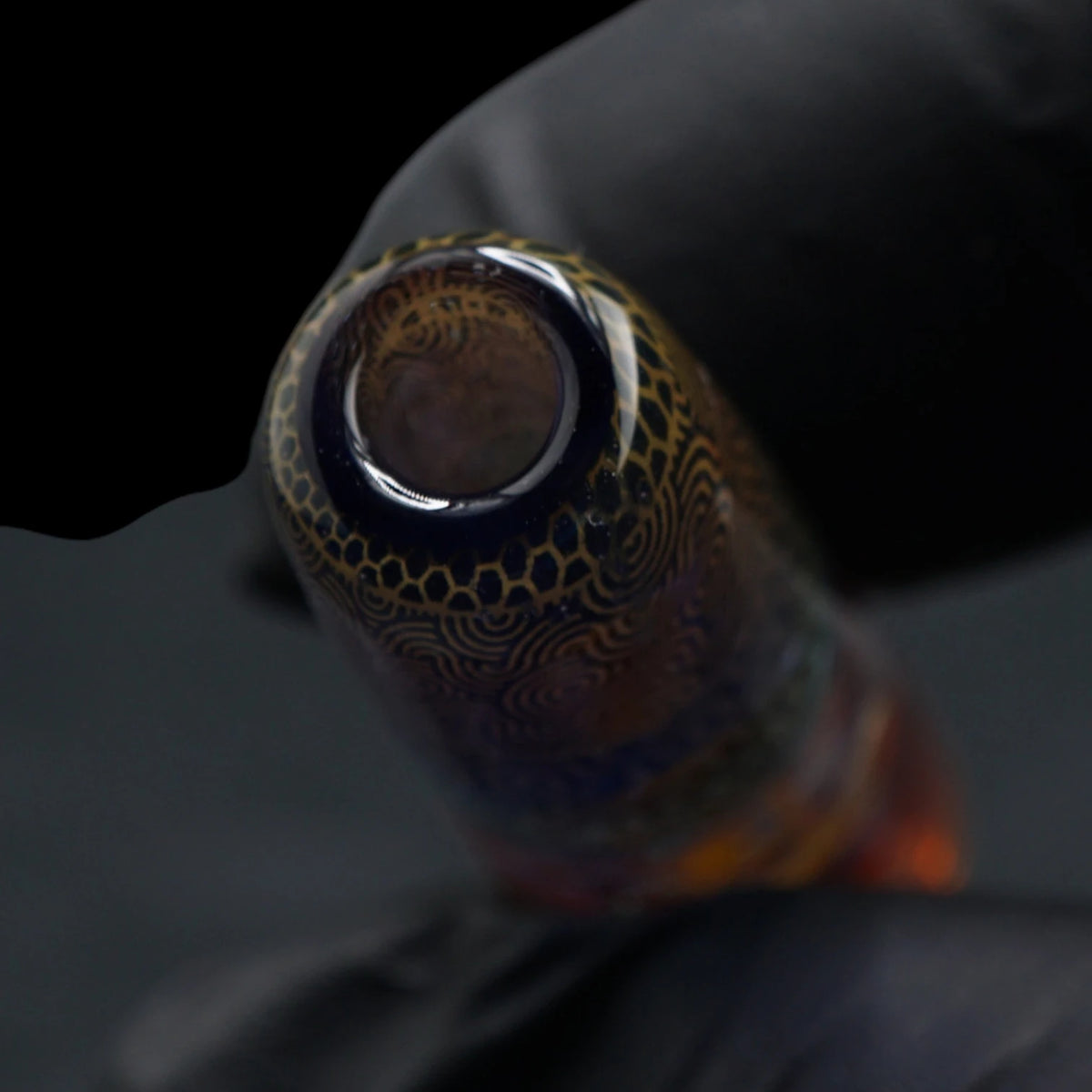 Offene Seite des Hefe Glass Amber Odyssey Glastips mit dunklem Rand und goldfarbenem Wabenmuster
