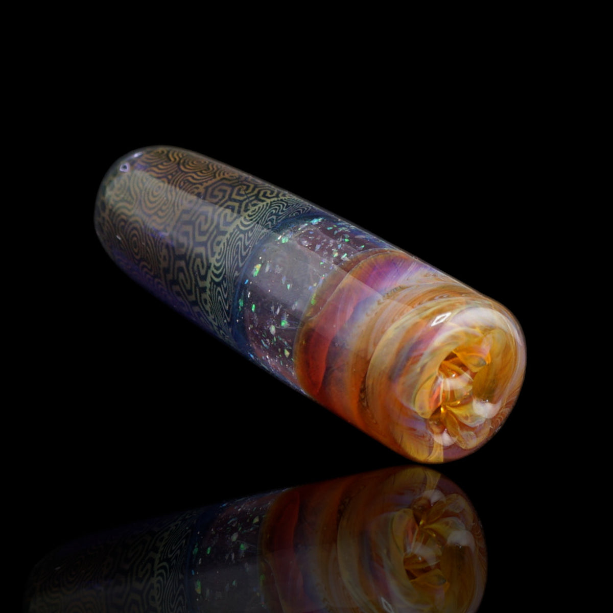 Seitenansicht des Amber Odyssey Glastips mit blau-violetten Mustern und orange-violett marmoriertem Ende