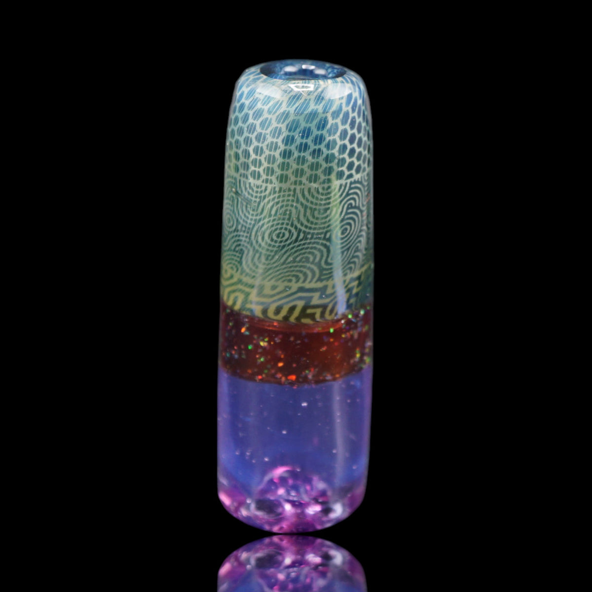 Hefe Glass Arcane Reef Glastip mit filigranen hellen Mustern, rötlichem Funkelband und violett-blauem Ende