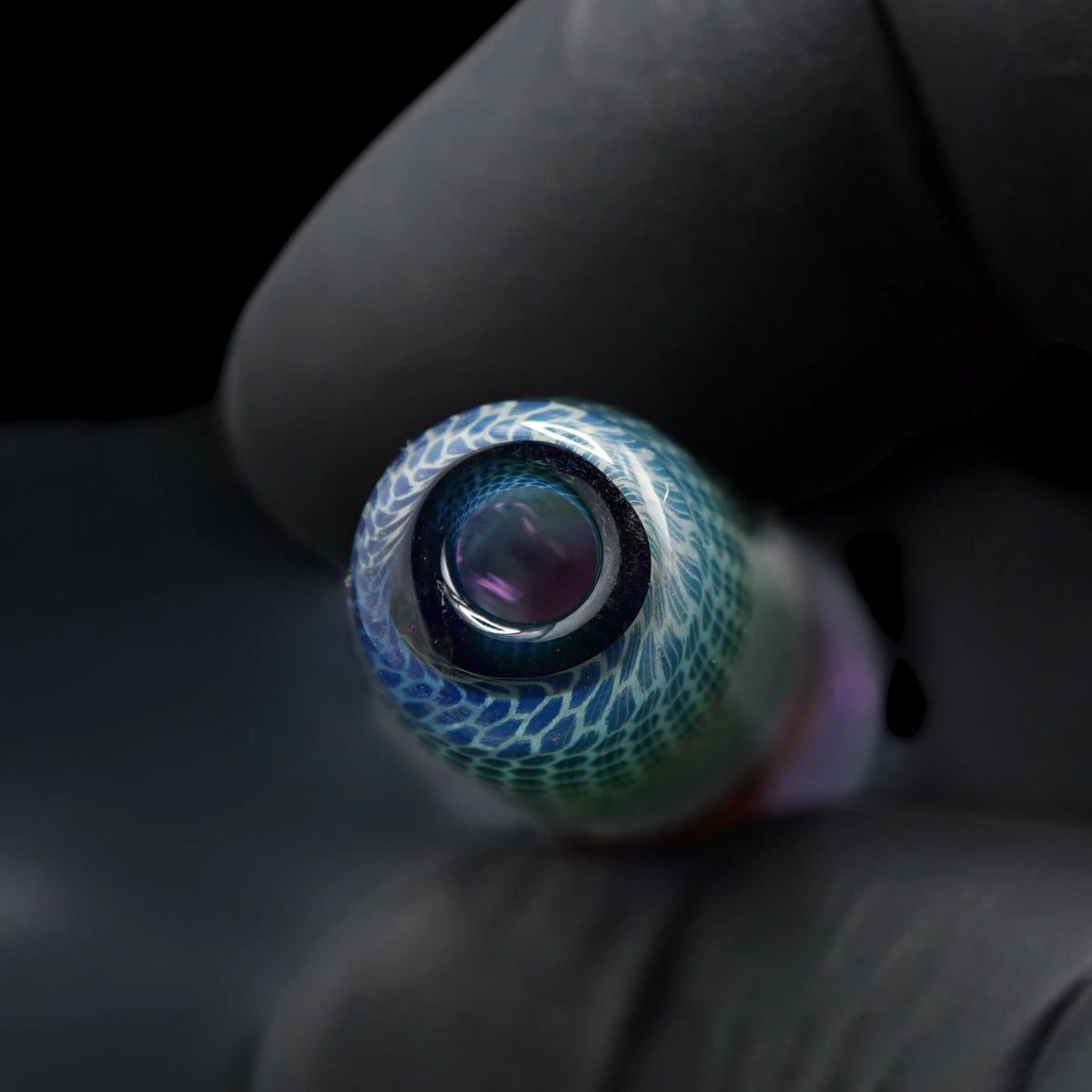 Nahaufnahme des offenen Endes am Arcane Reef Glastip mit hellem netzartigem Muster auf blauem Glas