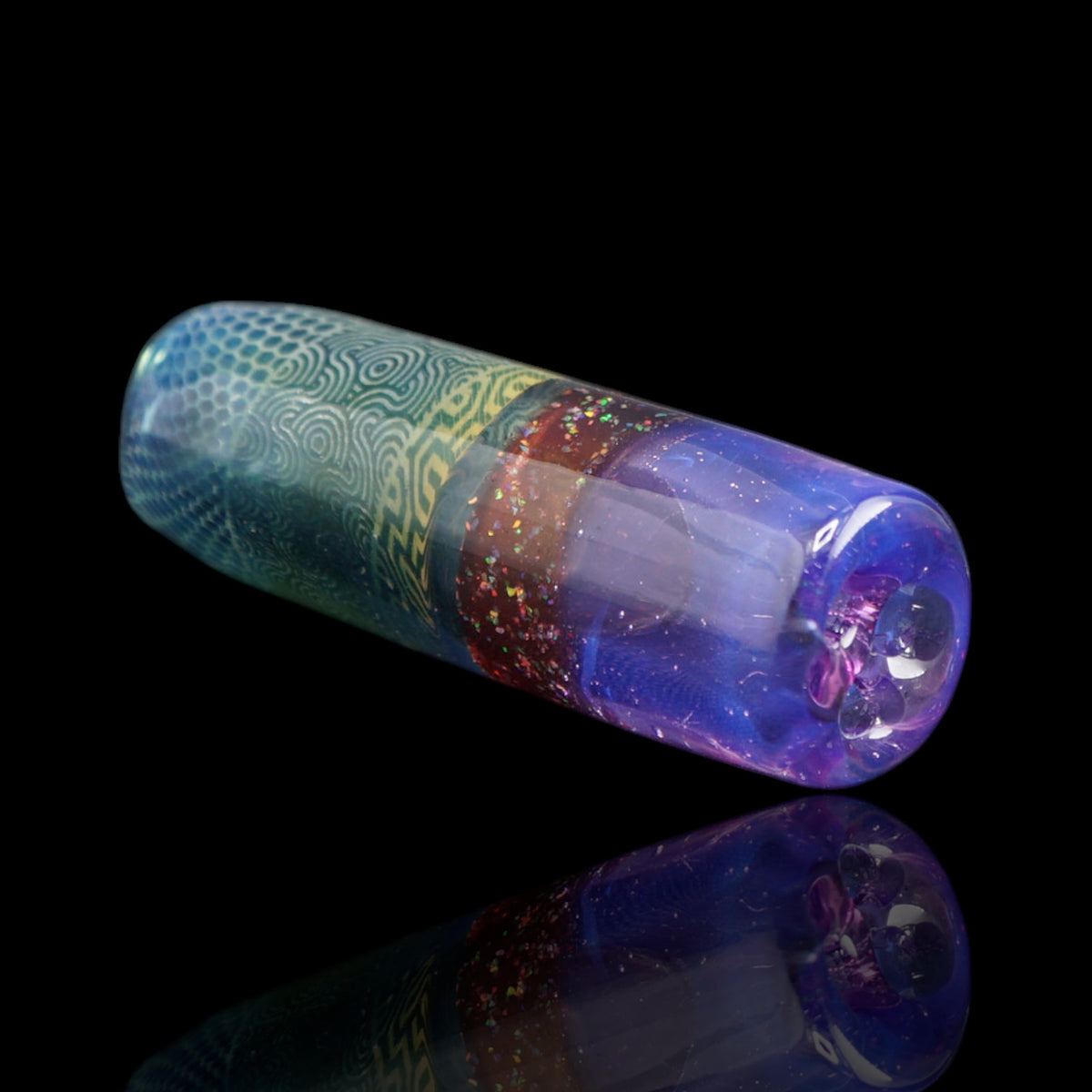 Arcane Reef Collector Glastip von Hefe Glass in Seitenansicht mit blau-grünen Ornamenten und funkelnden Farbdetails