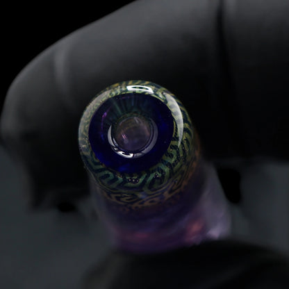 Offene Seite des Hefe Glass Blue Mirage Glastips mit dunkelblauem Rand und goldfarbenen geometrischen Spiralen