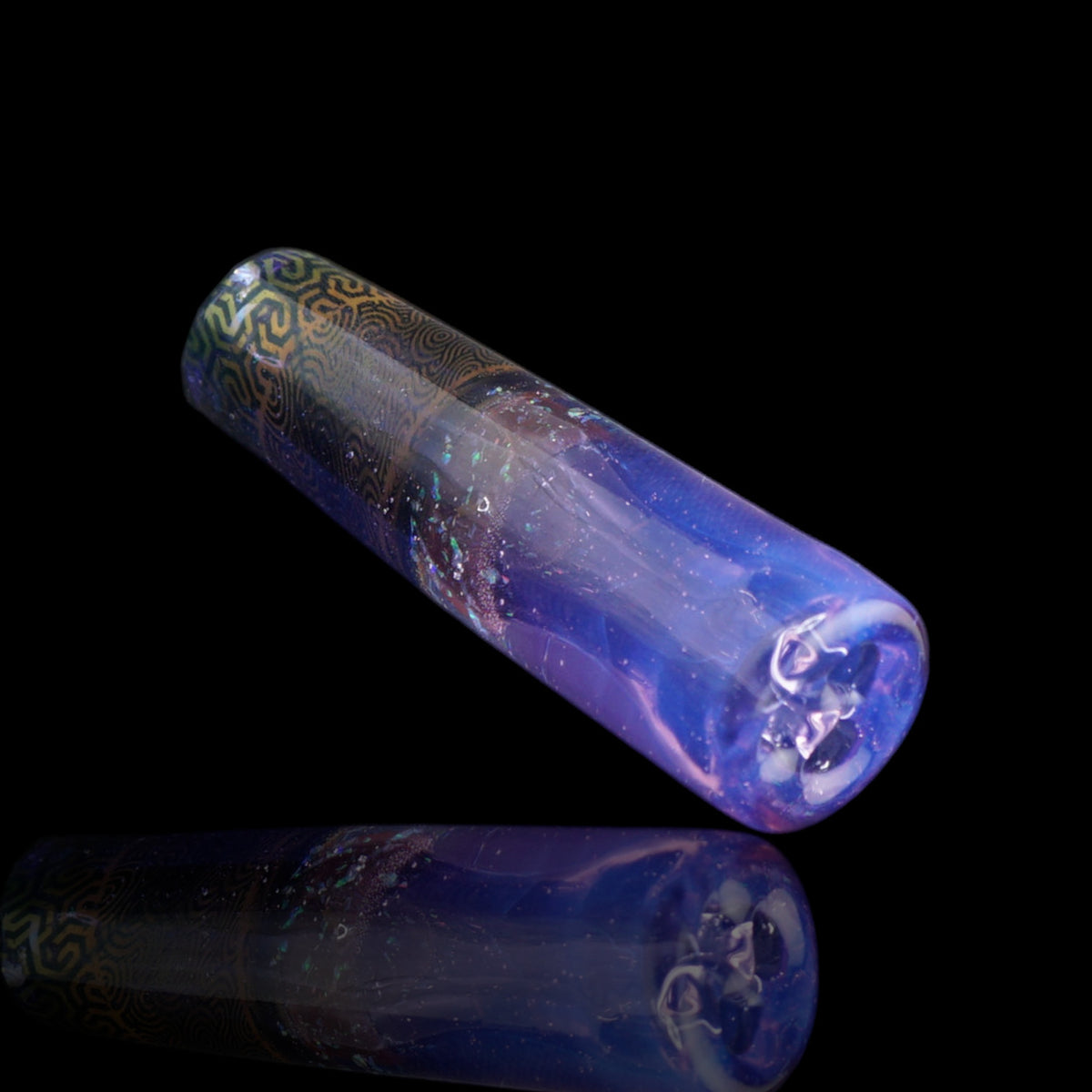 Seitenansicht des Blue Mirage Glastips mit geometrischen Spiralen, feinen Konturlinien und blau-lavendelfarbenem Glas