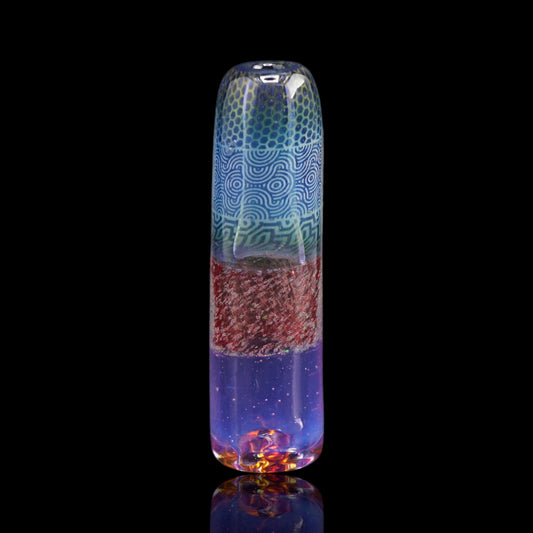 Hefe Glass Cosmic Relic Glastip mit filigranen Mustern auf blauem Grund, kupferfarbenem Schimmerband und violettem Ende