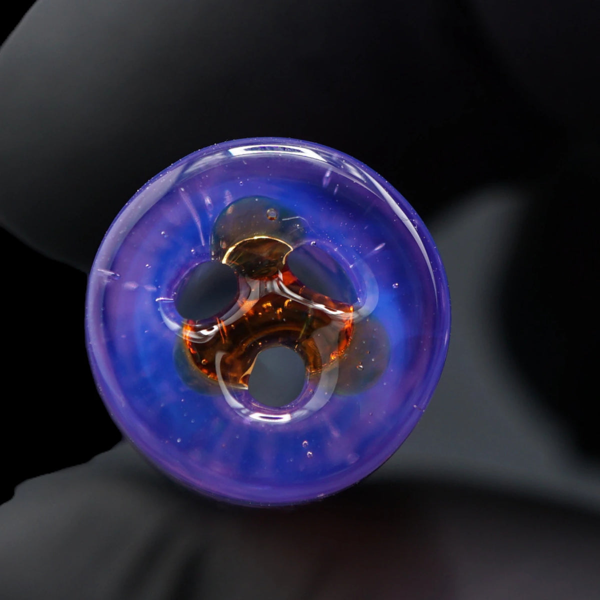Nahaufnahme des 3-Loch-Systems mit bernsteinfarbenem Glaseinsatz am violetten Ende des Cosmic Relic Glastips