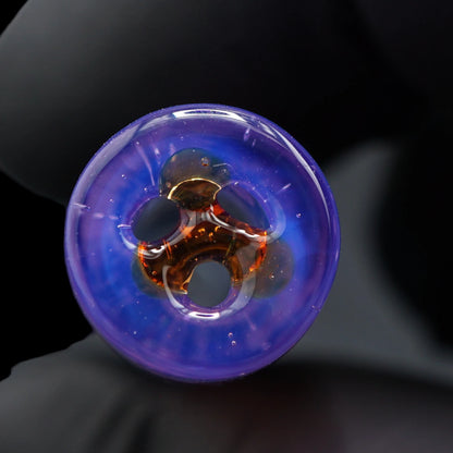 Nahaufnahme des 3-Loch-Systems mit bernsteinfarbenem Glaseinsatz am violetten Ende des Cosmic Relic Glastips