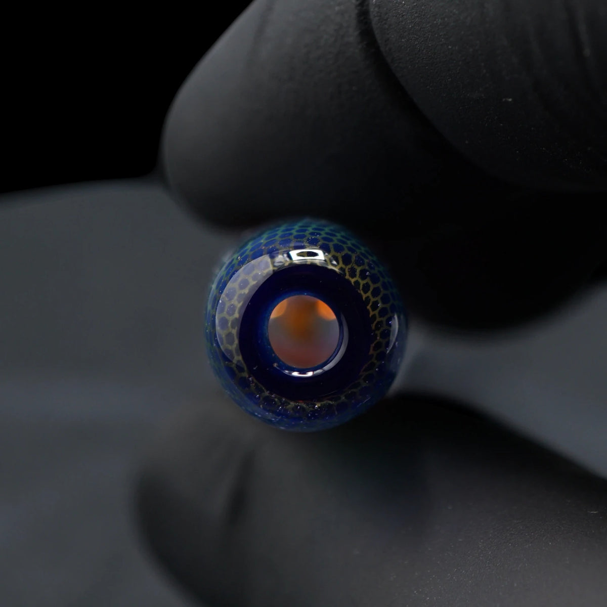 Offenes Ende des Hefe Glass Cosmic Relic Glastips mit dunklem blauem Glasrand und hellem Wabenmuster