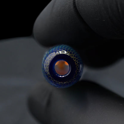 Offenes Ende des Hefe Glass Cosmic Relic Glastips mit dunklem blauem Glasrand und hellem Wabenmuster