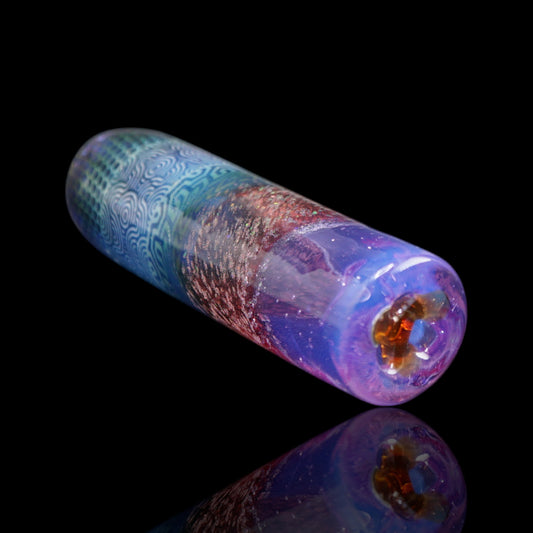 Cosmic Relic Collector Glastip in Seitenansicht mit Wabenmuster, geometrischen Ornamenten und violett-blauem Glas