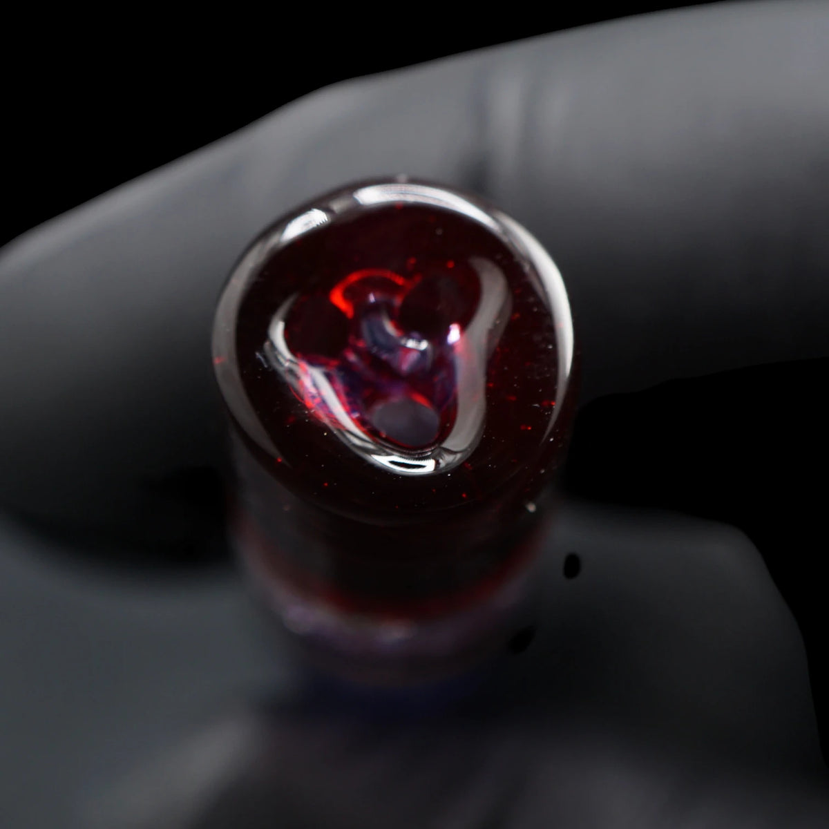 Nahaufnahme des 3-Loch-Systems am transparent dunkelroten Ende des Hefe Glass Crimson Sigil Glastips
