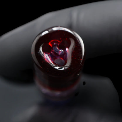 Nahaufnahme des 3-Loch-Systems am transparent dunkelroten Ende des Hefe Glass Crimson Sigil Glastips