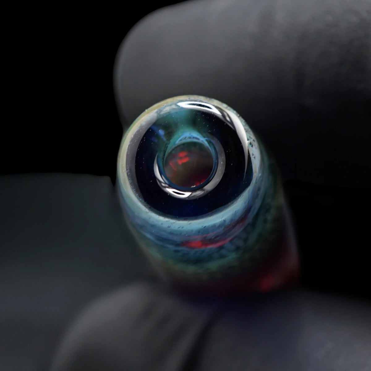 Offenes Ende des Crimson Sigil Glastips mit blauem Glasrand und hellen Musterlinien