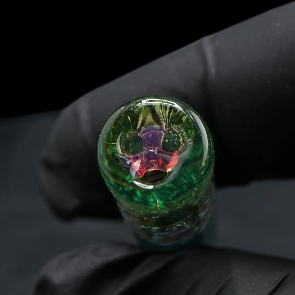Nahaufnahme des 3-Loch-Systems mit violett-orangefarbenem Glaseinsatz im grünen Ende des Emerald Echo Glastips