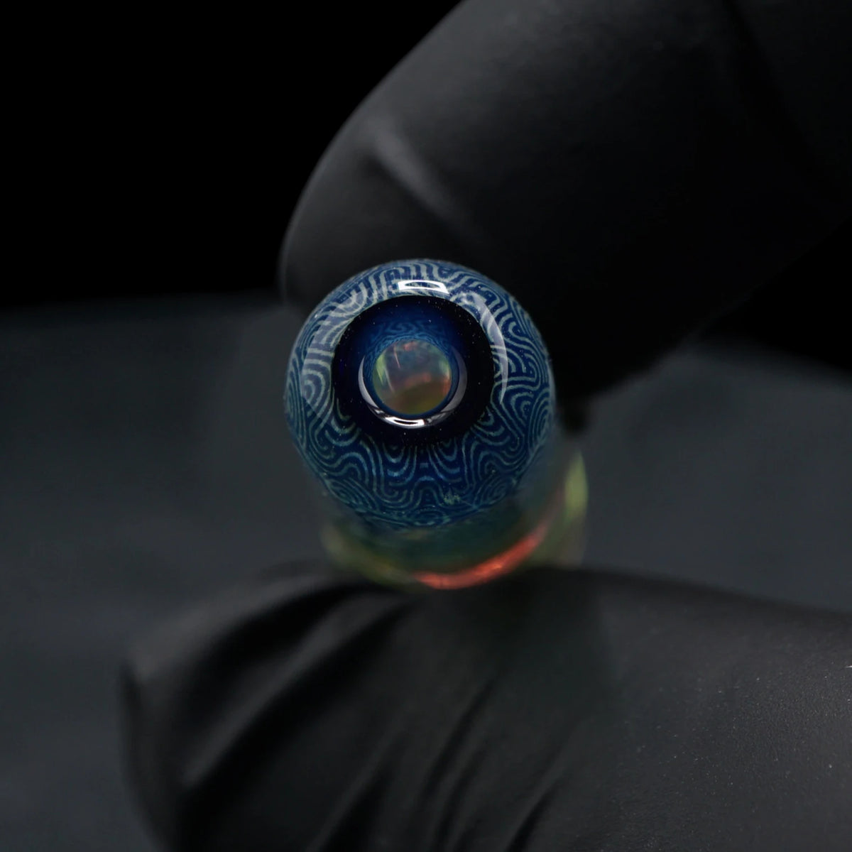 Offene Seite des Hefe Glass Emerald Echo Glastips mit dunkelblauem Rand und feinen geschwungenen Linien