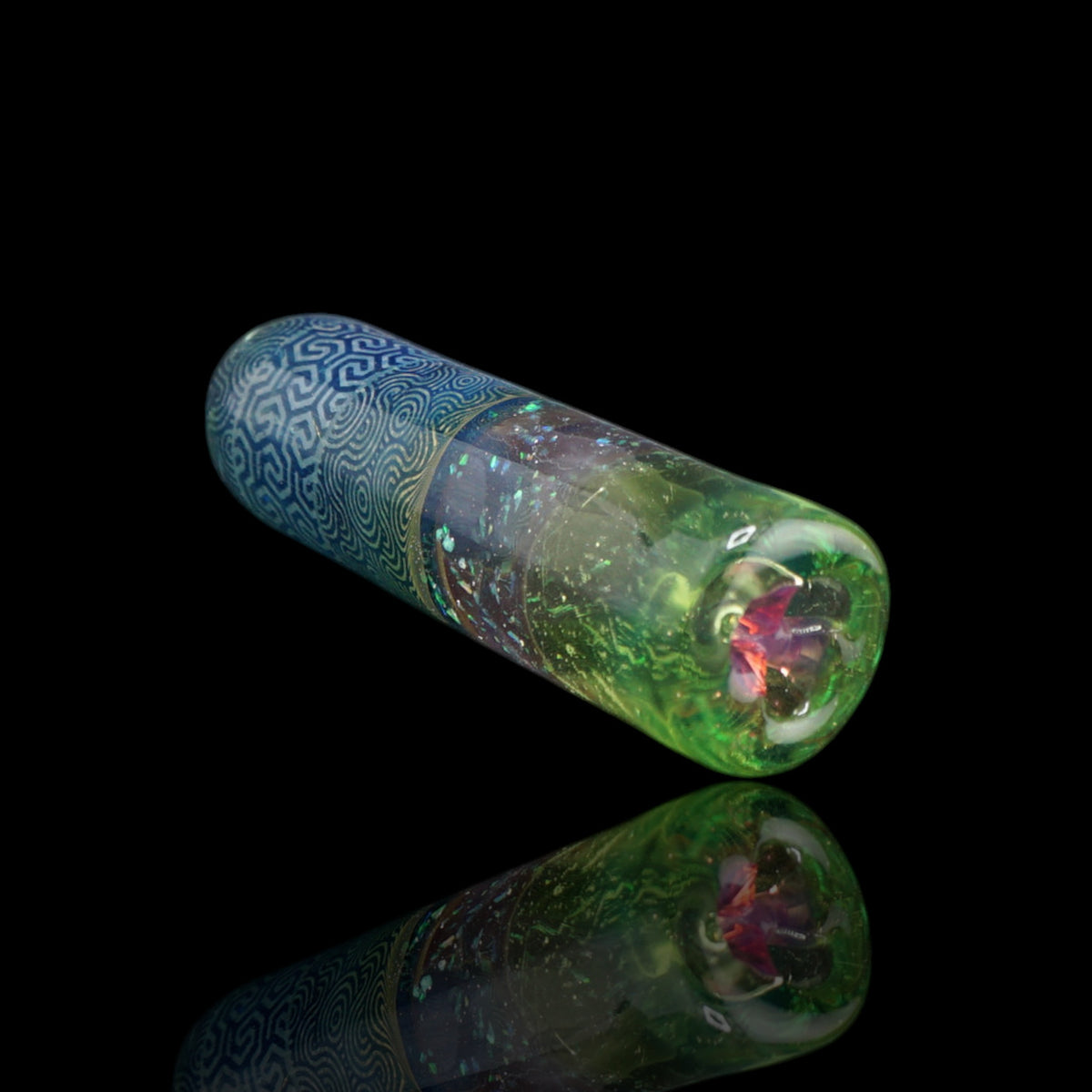 Seitenansicht des Emerald Echo Glastips mit geometrischen Spiralen, schimmernden Partikeln und grünem Glas