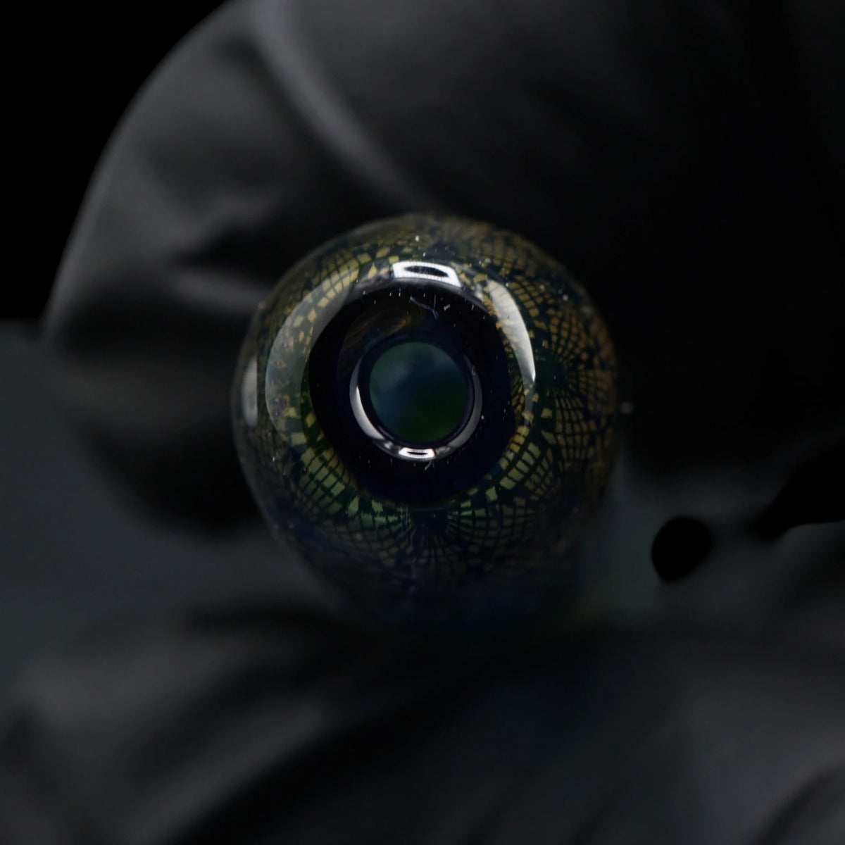 Offenes Ende des Hefe Glass Forest Rune Glastips mit dunkelblauem Glasrand und goldfarbenem Rosettenmuster