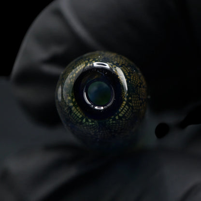 Offenes Ende des Hefe Glass Forest Rune Glastips mit dunkelblauem Glasrand und goldfarbenem Rosettenmuster