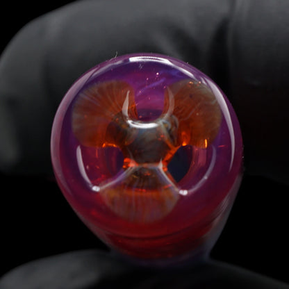 Nahaufnahme des orangefarbenen 3-Loch-Systems mit feinen hellen Linien im fuchsiafarbenen Ende des Hefe Glass Glastips