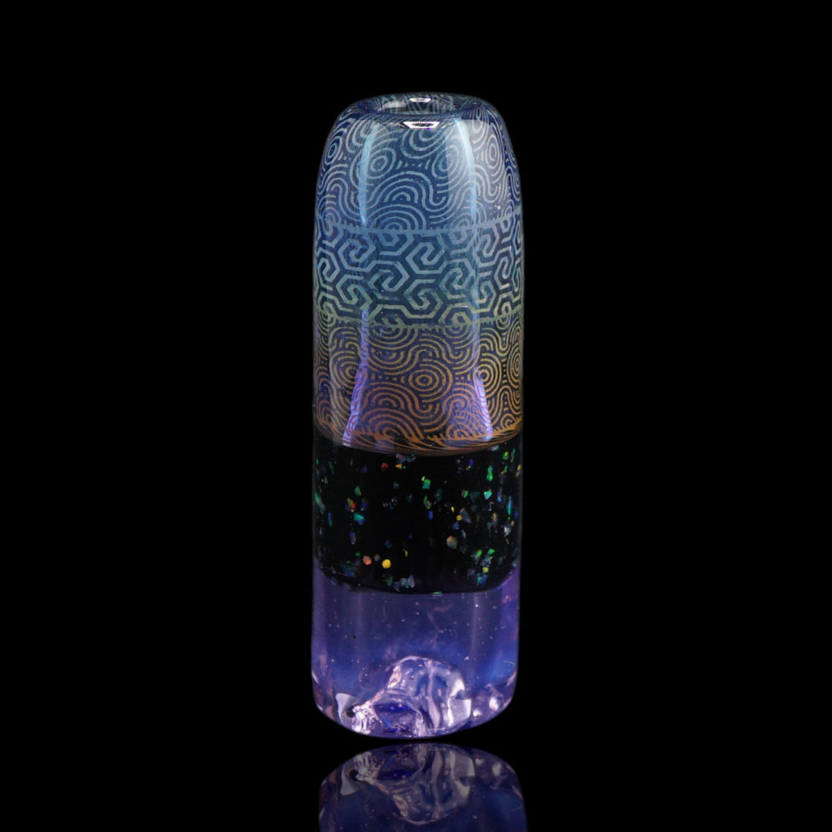 Hefe Glass Lavender Contour Glastip mit hellen Konturlinien, geometrischen Spiralen und lavendelfarbenem Ende