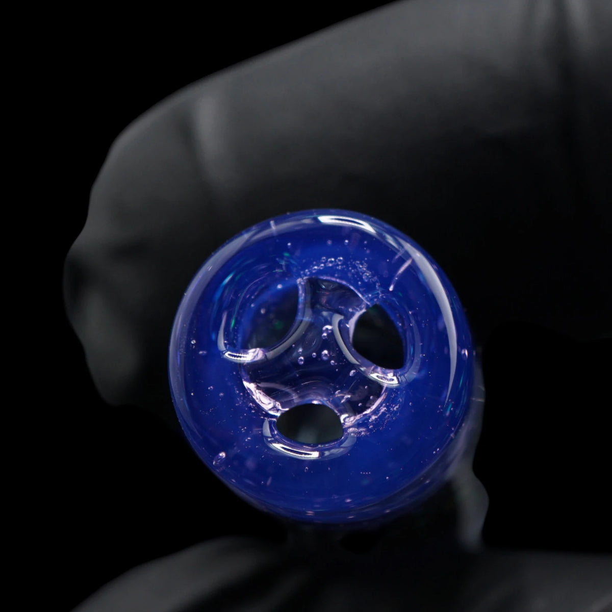 Nahaufnahme des 3-Loch-Systems mit abgerundeten Glasstegen im lavendelfarbenen Ende des Hefe Glass Lavender Contour Glastips
